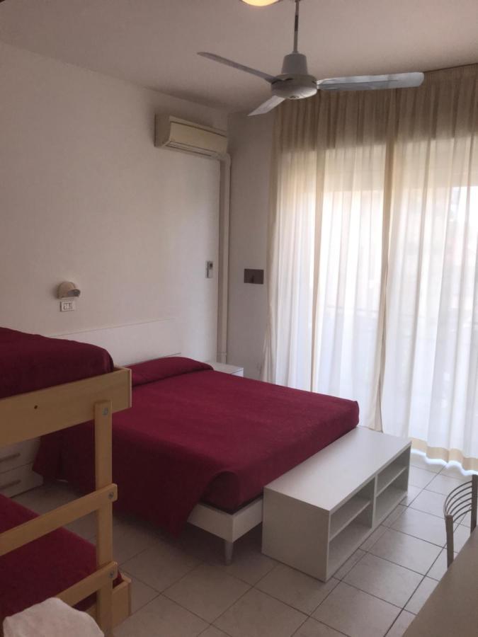 Hotel Rivamare Only Room Breakfast Cervia Bagian luar foto