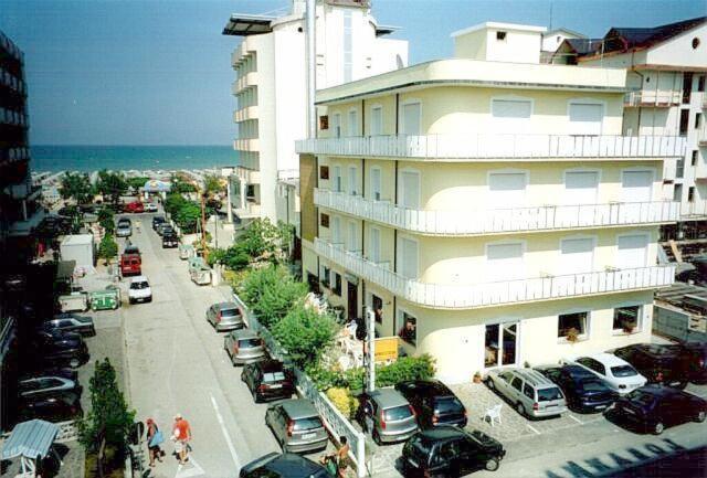 Hotel Rivamare Only Room Breakfast Cervia Bagian luar foto
