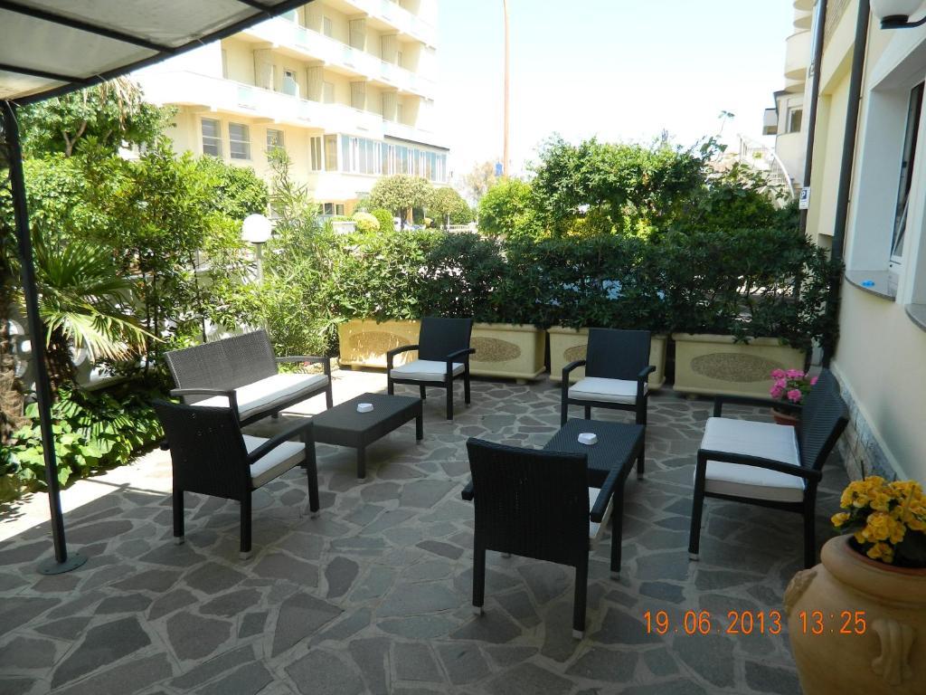 Hotel Rivamare Only Room Breakfast Cervia Bagian luar foto